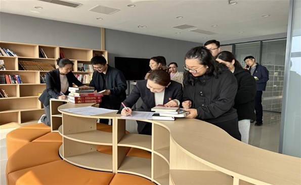 產投人 | ② 書香潤企 共讀共享——威海產投集團舉行職工書屋圖書捐贈活動